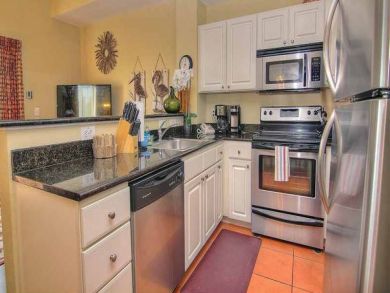 Great Two Bedroom Steps from Maderia Beach